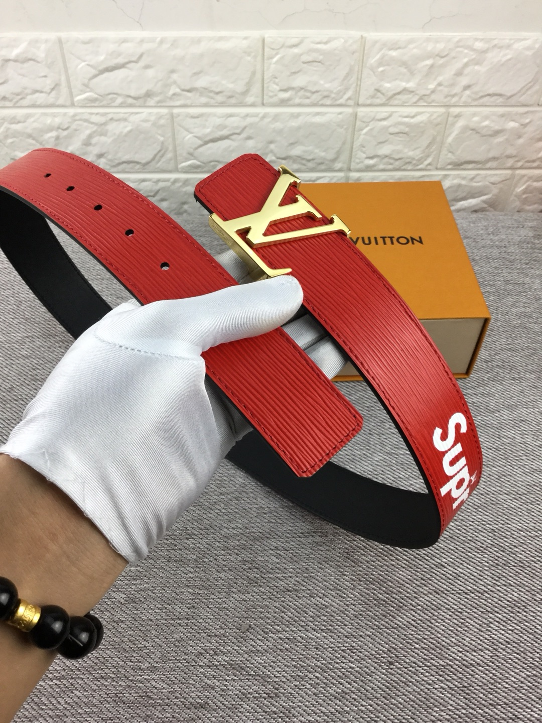 Cinturón LV x Supreme