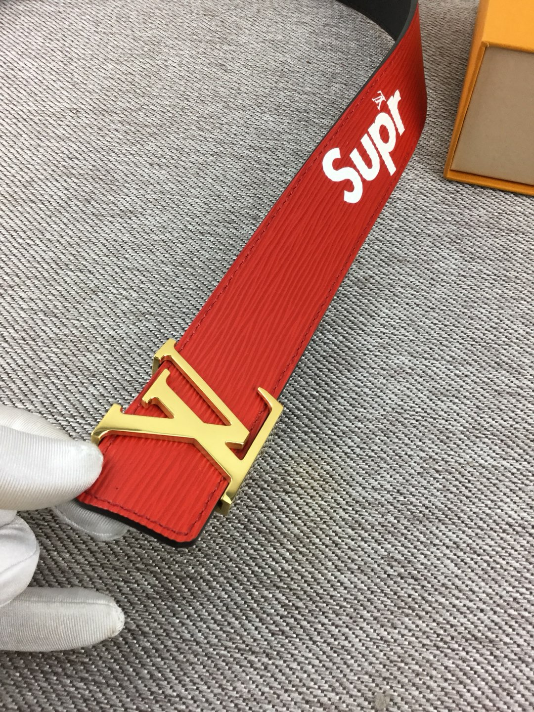 Cinturón LV x Supreme